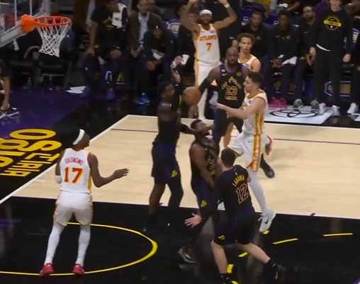 炉火纯青！斯玛特连续造成老鹰进攻犯规 湖人持续扩大领先