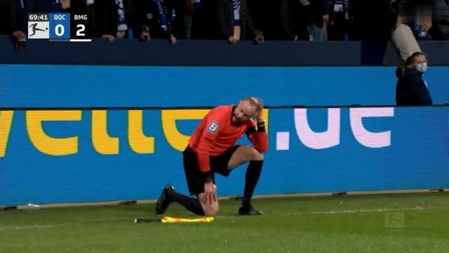 德甲边裁被啤酒杯击伤 球场刚开放坐满就有人整事